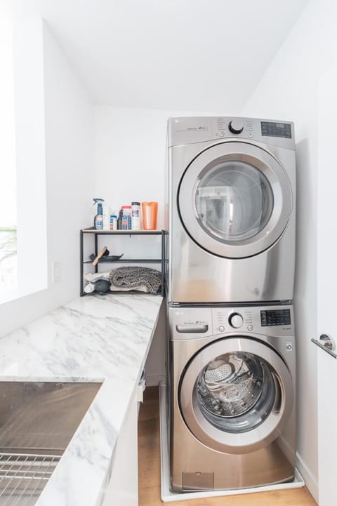 Industrial&Stylish 3 bedroom 3 bathrooms Home With Views and Hot tub House in Eagle Rock