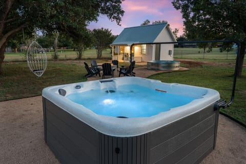 Bubble Bungalow - Cowboy Pool Hot Tub & Firepit House in Fredericksburg