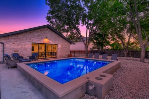 The Smith Haus - Sleeps 12 Pool Game Room House in Fredericksburg