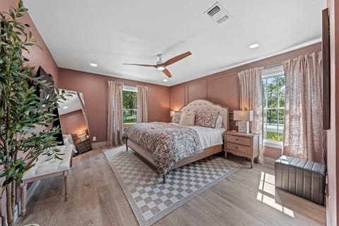 The Smith Haus - Sleeps 12 Pool Game Room House in Fredericksburg