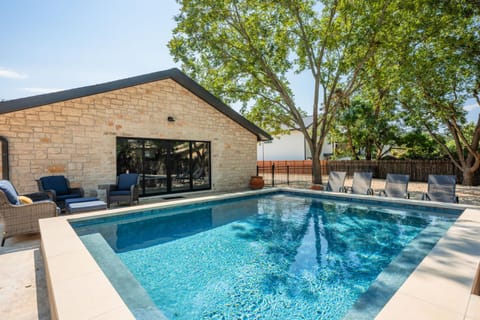 The Smith Haus - Sleeps 12 Pool Game Room House in Fredericksburg