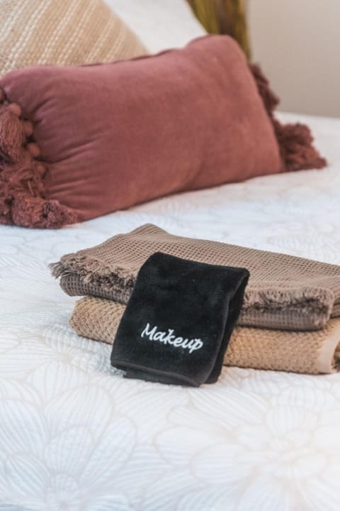 Welcoming Claremont Studio With Private Yard and Pool Spa Apartment in Claremont