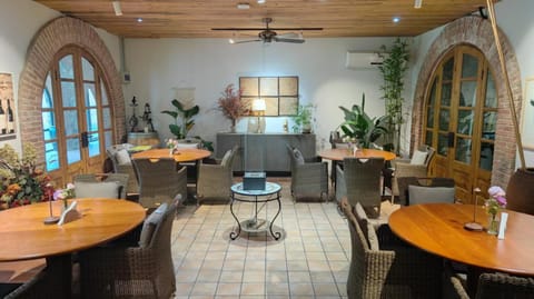 Restaurant/places to eat, Living room