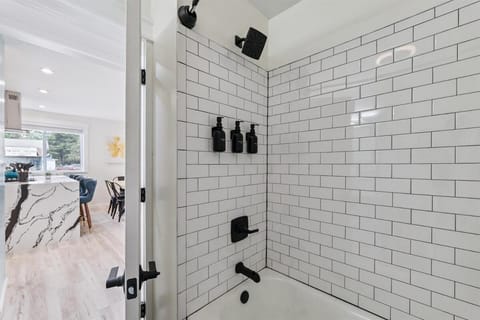 Pet Friendly, Gated Backyard, Game room, Hot Tub House in Lake Erie