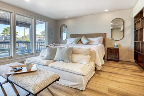 Bay Suites Studio A Modern Coastal Escape in the Heart of Depoe Bay Apartment in Depoe Bay