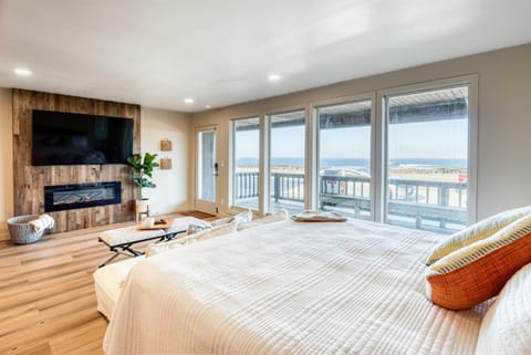 Bed, Natural landscape, TV and multimedia, View (from property/room), Living room, Seating area