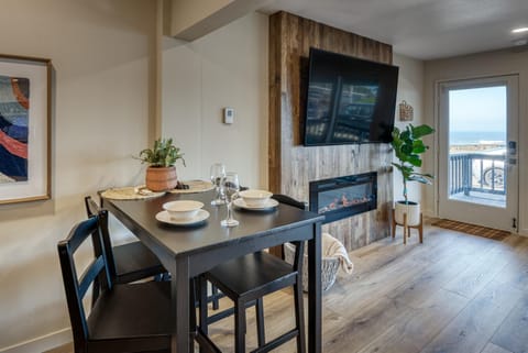 TV and multimedia, Dining area, fireplace