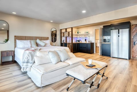 Bay Suites Studio A Modern Coastal Escape in the Heart of Depoe Bay Apartment in Depoe Bay