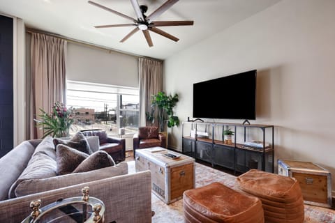 Hanger - A Birdy Vacation Rental House in San Antonio