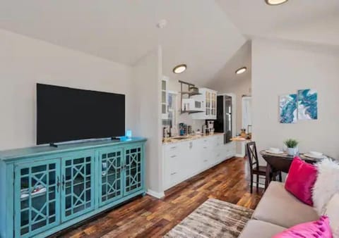 Fire Pit, Cozy, Pets OK, WiFi, Fenced Yard House in New Braunfels