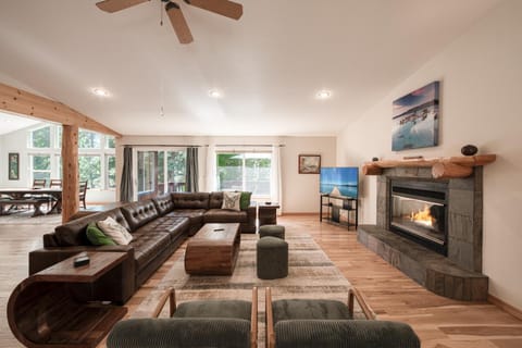Emerald Lodge at Tahoe Park by Tahoe Getaways - 4BR w HOA Beach & Air Conditioning House in Tahoe City