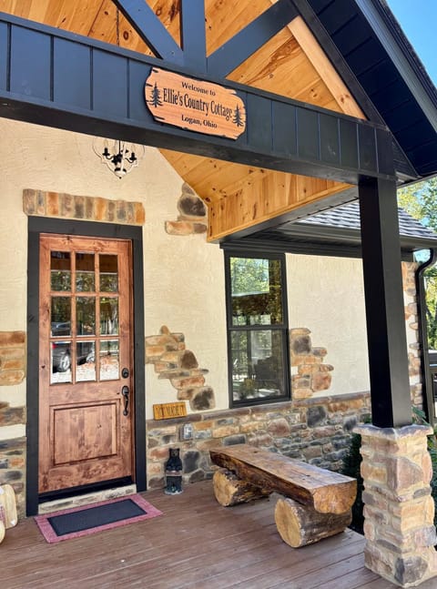 Ellie's Country Cottage - 9 beds, Hot tub, Firepit, Golden Tee, Views!!! House in Ohio