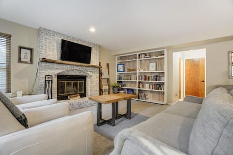 Upper Level - Mountain-View Retreat House in Colorado Springs