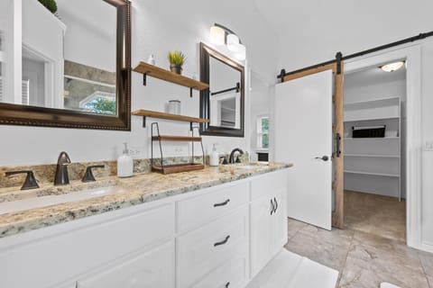 Austin Hill Country Escape & Retreat - Private Oasis With Pool & Spa On Over An Acre House in Austin