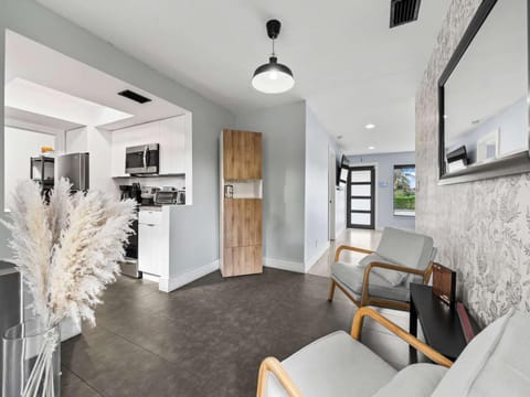 Luxury Stay with Filtered Water & Pet-Friendly Fun House in Oakland Park