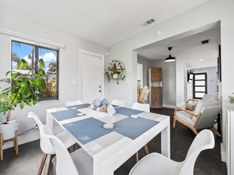 Luxury Stay with Filtered Water & Pet-Friendly Fun House in Oakland Park