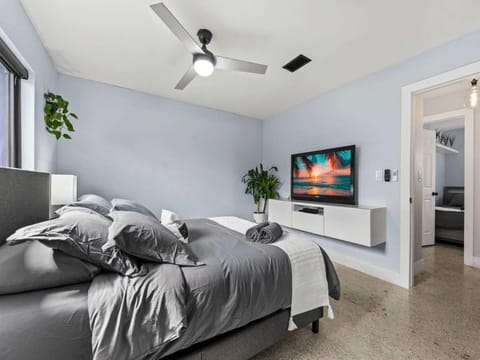 Luxury Stay with Filtered Water & Pet-Friendly Fun House in Oakland Park