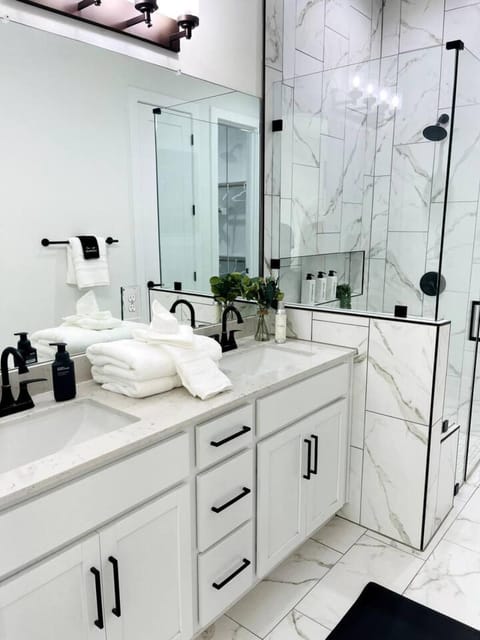 Stylish Oasis - Near City Center - Mins 2 Downtown House in Austin