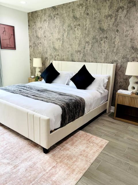 Stylish Retreat - Close to Downtown - Open Layout House in Austin