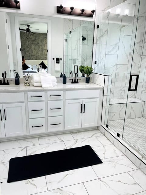 Stylish Retreat - Close to Downtown - Open Layout House in Austin