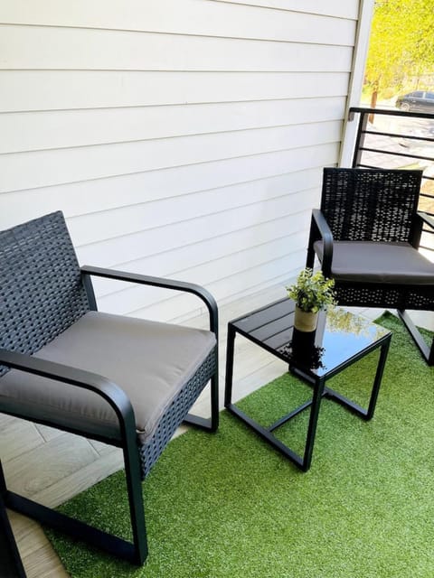 Stylish Retreat - Close to Downtown - Open Layout House in Austin