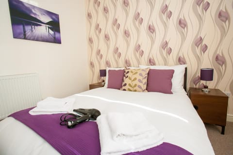 Comfortable Swindon Town Centre Apartments, FREE Parking, sleeps up to 8 Condo in Swindon