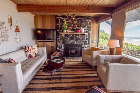 Ocean Front on Miles of Sandy Beach! Boho Shores House in San Marine