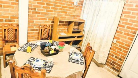 Restaurant/places to eat, Food and drinks, Dining area, Food