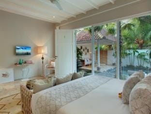 Room & Vespa 4 - Central Seminyak Near Beach Bed and Breakfast in Kuta