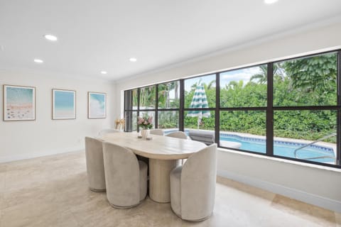 Dining area, Pool view