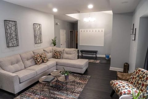 Modern 3BDRM, Renovated, Spacious & Central House in Evansville