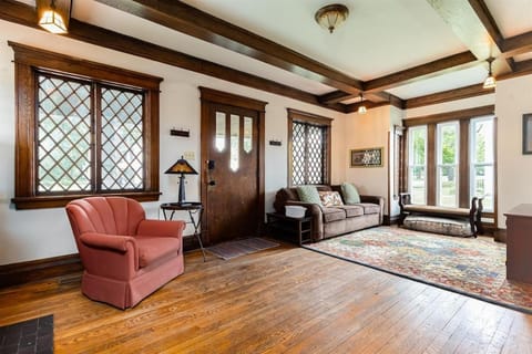 The ND Rover - Vintage 4BR Home Across St to ND House in South Bend