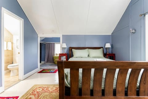 The ND Rover - Vintage 4BR Home Across St to ND House in South Bend