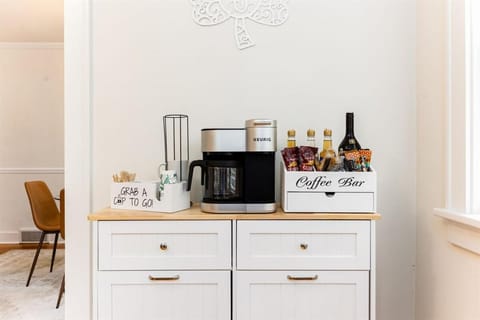 Clover Retreat - 3B 2BA Home 1 mi to ND House in South Bend