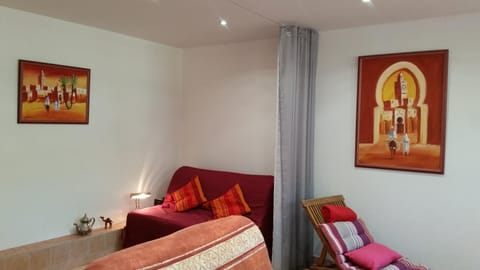 Chambre Avec Jardin Pierre Curie Bed and Breakfast in Noisy-le-Grand