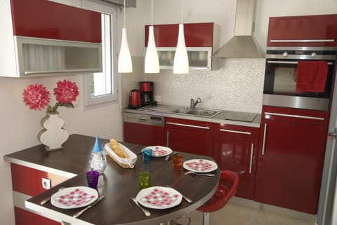 Staff, TV and multimedia, Coffee/tea facilities, Kitchen or kitchenette, Other, Decorative detail, Decorative detail, Seating area, Dining area, children, children, young children, young children, Family, Family