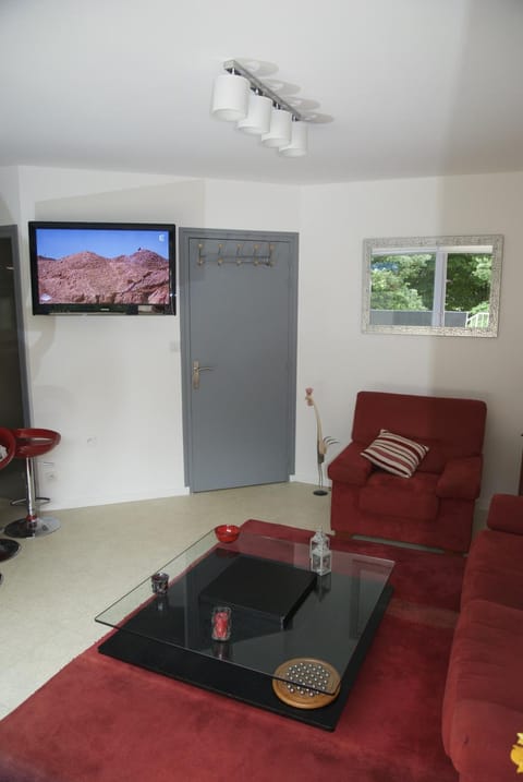 Staff, TV and multimedia, Kitchen or kitchenette, Living room, Seating area, children, young children, Family