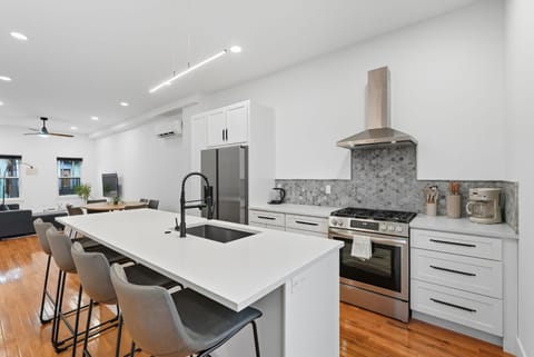 2 Bedroom 2 and a Half Bath Townhouse Stadium and Downtown Nearby House in Pittsburgh