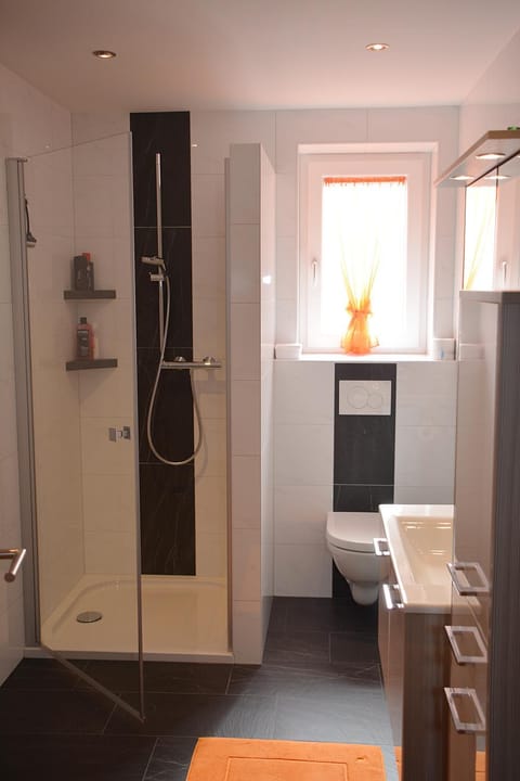 Garden, Bathroom, Balcony/Terrace, Decorative detail, Lake view, Mountain view, Family