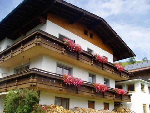 Property building, Garden, Balcony/Terrace