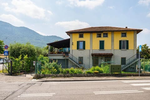 Property building, Day, Neighbourhood, Mountain view