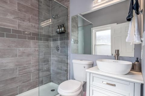 Shower, Toilet, Bathroom, towels