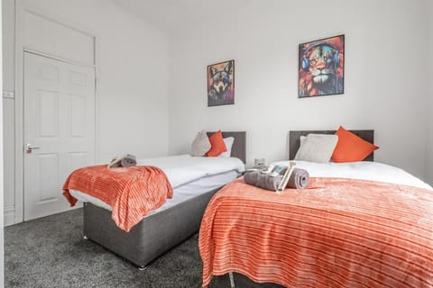 Contractors! Free parking, Wifi, 6 BDR, 10 Beds! House in Gateshead