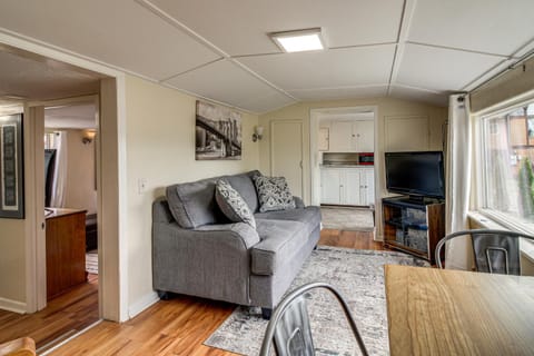 Walk to Mingus Park Quaint Escape with Private Yard House in Coos Bay