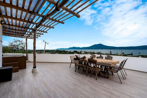 Balcony/Terrace, Balcony/Terrace, Seating area, Dining area, Mountain view