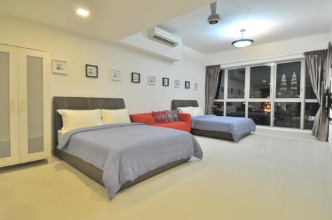 Shower, Toilet, Bathroom, TV and multimedia, Kitchen or kitchenette, Living room, Seating area, Dining area, Bedroom, City view