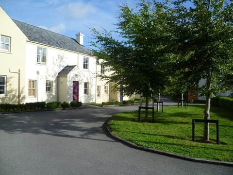 Facade/entrance, Neighbourhood, Garden, On site