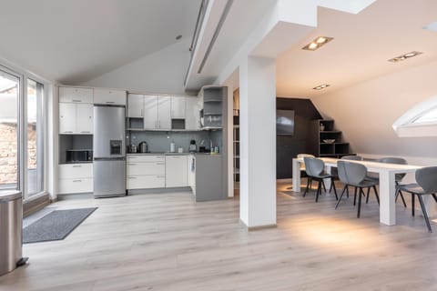 Kitchen or kitchenette, Dining area