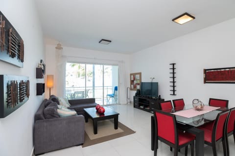 TV and multimedia, Living room, Seating area, Dining area