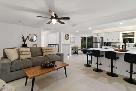 Kitchen or kitchenette, Living room, Seating area, Dining area, minibar, stove